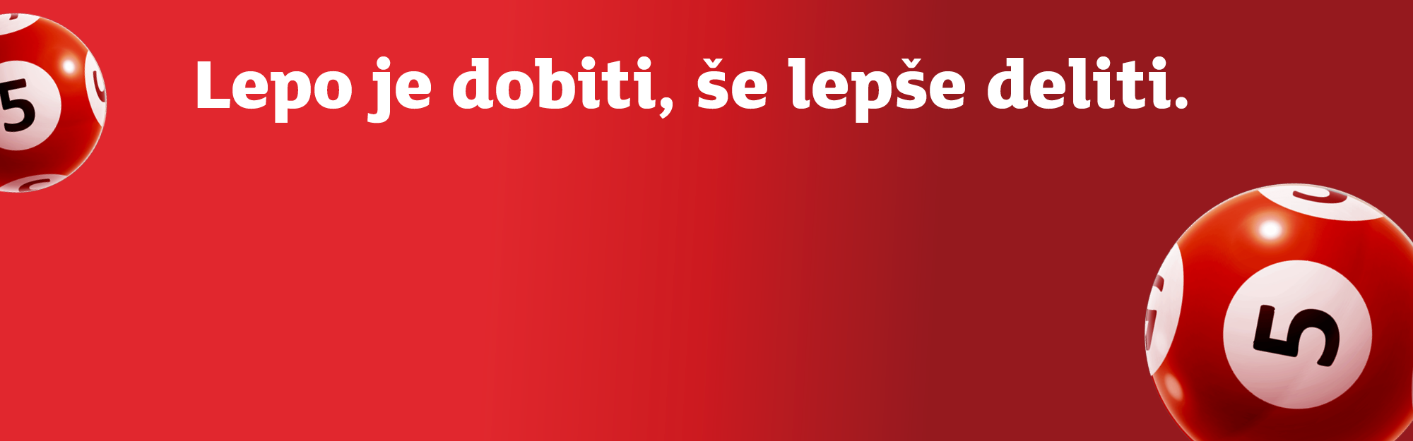 Starejša nasmejana  gospa s kuhalnico tolče po loncu.