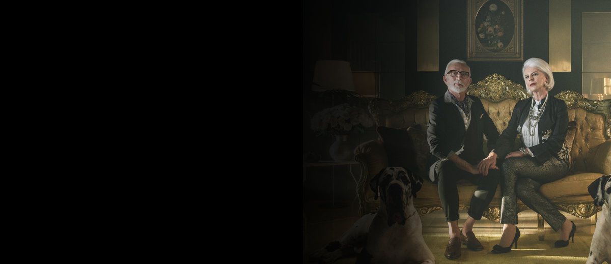 Starejši par skupaj sedi.